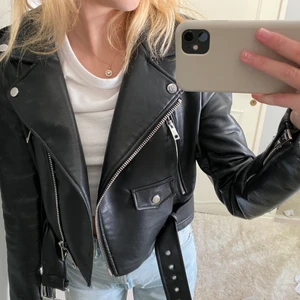 Storlek xs - En skinnjacka från zara i storlek xs💓💓 frakten kostar 66kr💓öka med minst 10kr