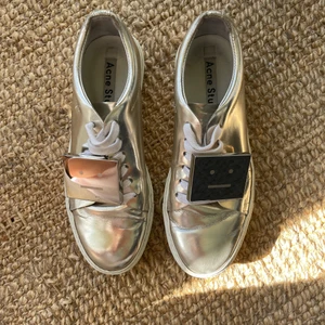 Guldiga Acne skor 🧡 - Supersöta skor från Acne Studios i storleken 36/37 ✨ Dessa är äkta men har dock inget kvitto att bevisa detta och därmed har jag lagt ut dom väldigt billigt ✨