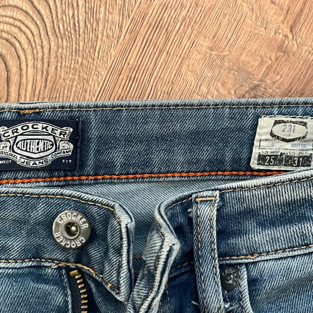 Bootcut jeans från Crocker i storlek w25 l31! Superfint skick! Jag är ca 165 och dom sitter perfekt i längden på mig💕 Buda eller köp direkt för 300kr💕. Jeans & Byxor.