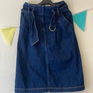 Jeanskjol  - Kjol i knälängd som tyvärr är lite för liten på mig. Är i gott skick och perfekt för hösten! Nypris 600