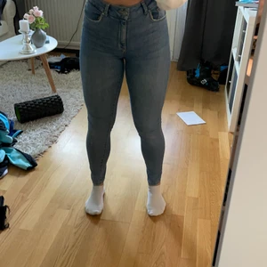 Jeans från bikbok - Ljusa jeans från bikbok. Nyskick 💘 tveka inte på att ställa frågor om det är något du undrar!