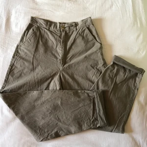 fina byxor🐨🐨 - sköna byxor i mjukt bomullsmaterial. högmidjade, fint skick. står ingen storlek men gissar på XS/34. passar till det mesta. sitter åt vid midjan och blir lösare i benen. Kan skicka fler bilder eller mått vid begäran. Om fler är intresserade blir det budgivning. Kolla gärna in mina andra annonser, samfraktar gärna🐅