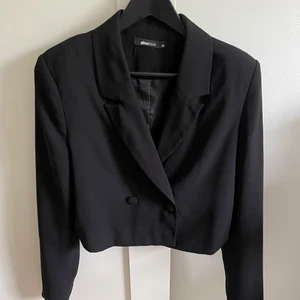 Kavaj - Kavaj i kortare model. Är endast använd vid 2 tillfällen😇