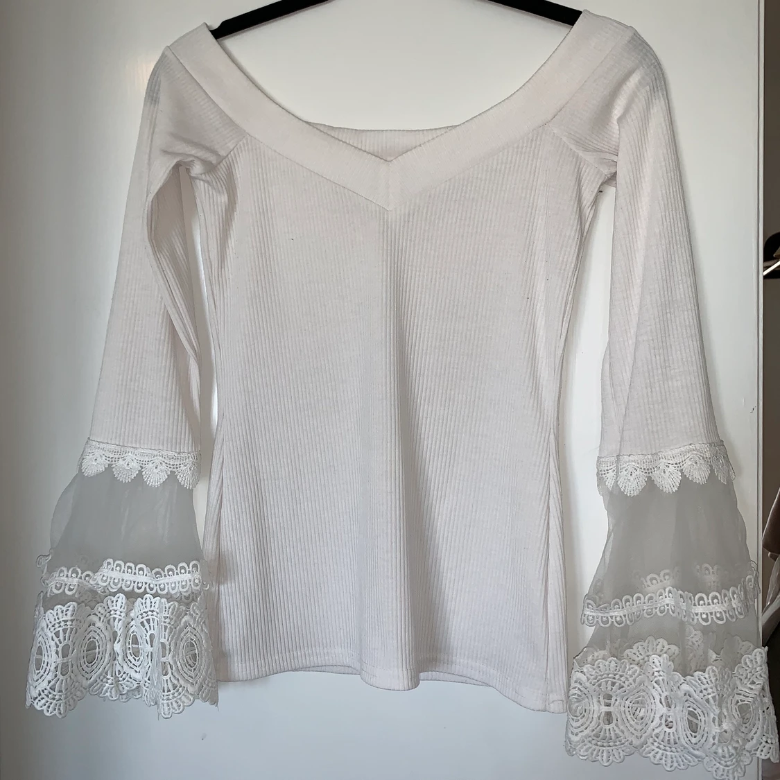 Off-shoulder topp i vitt