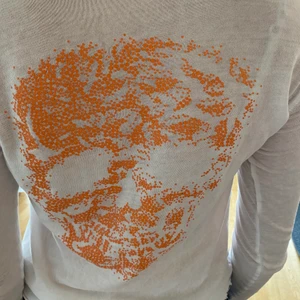 Zadigtröja dödskalle - Säljer min jättefina dödskalle tröja från zadig. Så sjukt fin och passar till jättemycket!💞 Köpt för ca 1000kr och säljer för 350❤️ Några små hål som man kan se på bilderna🥰