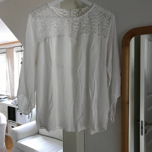 Vit blus mönstrad upptill  - Endast använd 1 gång.