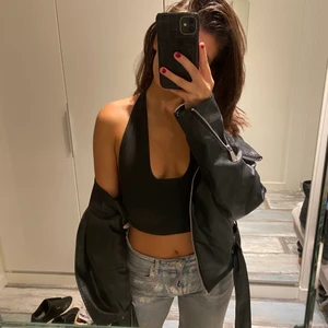 Svart halterneck topp - Säljer min svarta halterneck topp då den inte kommer till användning längre! Storlek XS och passar mig som har en kupa på B80. Snygg och passar till mycket. 