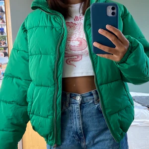 Grön pufferjacket - Super snygg grön pufferjacket!! Jätteskön och varm! Paketet kommer att kunna spåras!💐💐💐💕💕
