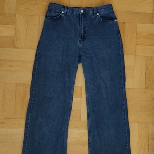 Monki Yoko Jeans, strl. 29 - Jag säljer mina mörkblå Monki Yoko Jeans, strl. 29. De har använts flitigt men säljs då de blivit för små för mig! Det är lite slitage på framsidan (se bild). Nypris 400 kr. 