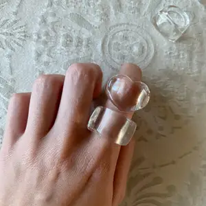 Coola see through ringar i två olika former. Säljs styckvis, har ett antal så först till kvarn gäller! De är gjorda av plast. 