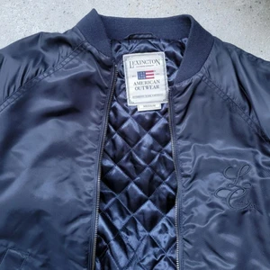 Lexington jacka - Marinblå bomberjacka från Lexington. Fint skick, knappt använd. Storlek M. Skriv vid intresse🧡 Nypris ca 3000kr.