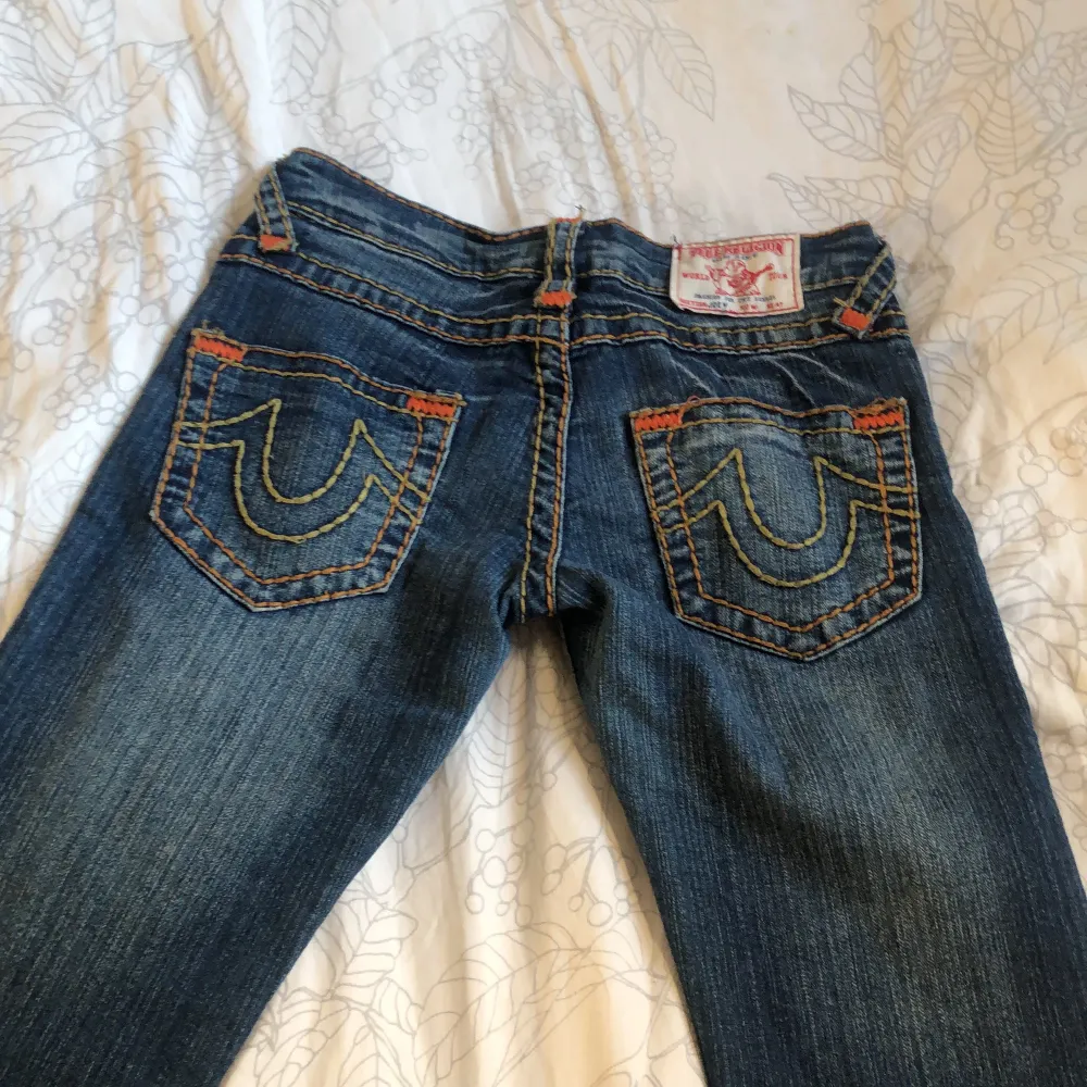 Jätte fina true religion jeans som tyvärr är för små för mig. Dom är raka/bootcut i passformen. Jätte bra skick köptes på sellpy men aldrig använda av mig💕🥰. Jeans & Byxor.