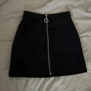H&M sammetskjol strl 36 - Vacker sammetskjol från H&M, ca 66cm i midjan och 41 cm lång. Lite stretchig. Scarfen är också till salu, se i profil. 