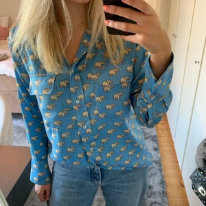 Blå Skjorta - Säljer denna supersöta skjorta i fint mönster från Zara! I toppskick men kommer knappt till användning. Storlek S💖Köparen står för frakt😊