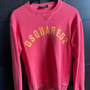 Dsquared2 tröja - Dsquared2 tröja som inte kommer till användning. Skick 3 av 5 lite urtvättad.