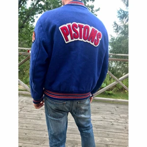 Collegejacka college jacka Pistons vintage fodrad ull strl M - Supercool Collegejacka ”Pistons”, köpt på Kiliwatch vintage i Paris för 1800kr. Fodrad och med ull utanpå. Passar strl M (man) eller snyggt oversized på en tjej. Väldigt unik och i fint skick!