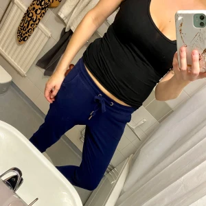 Mörkblå mjukisbyxor i storlek S - Mörkblå mjukisbyxor från Amisu i storlek S. Har lite ytludd, förövrigt utan anmärkning.