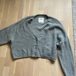 Kofta från hollister - Kofta från hollister. Kortare i midjan. Nyskick storlek L