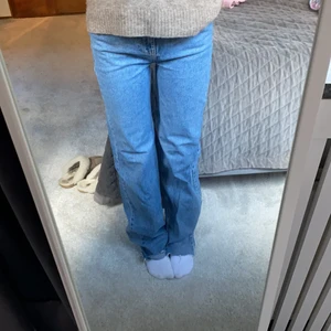 Raka jeans pull & bear - Storlek 34, långa på mig som är 168 cm! 