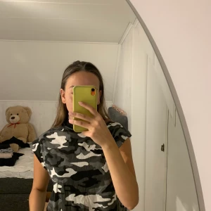 Camoflagetopp - Topp med camoflagemönster, knappt använd