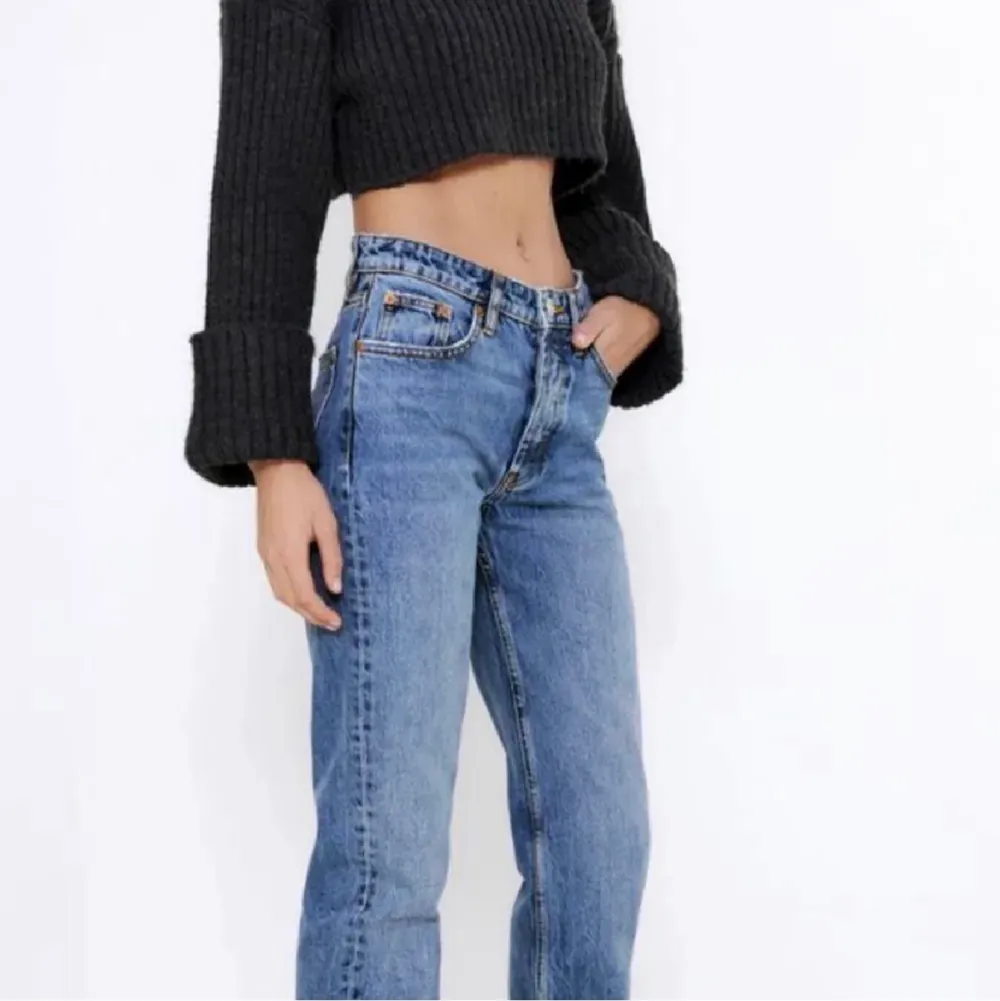 Zara mid waist jeans i storlek 32. För små för mig runt höfterna så kan inte fota dom på men har mer bilder på byxorna. Kan frakta men möts helst💗. Jeans & Byxor.