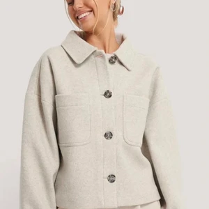 Jacka - Grå jacka från nakd, köpt förra året för 800kr. Jättesnygg och perfekt nu i höst!👌🏽💕