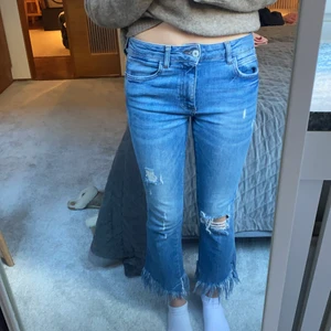 Lågmidjade jeans med fransar  - Lågmidjade jeans med fransar från zara! 