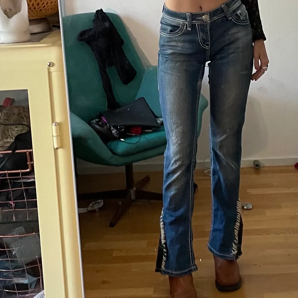 Säljer mina älskade true religion byxor. Har sytt till en liten slitsgrej vid benen. Köparen står för frakt . Kan mötas upp i Stockholm . Jeans & Byxor.