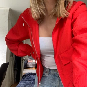 Jacka från pull&bear  - Jättesnygg röd jacka från pull&bear i storlek S. Materialet är ganska tunt men håller ändå värmen! Jackan har inte används mycket och är i bra skick! Frakt ingår inte i priset🥰