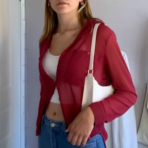 Snygg röd skjorta - En jättefin vinröd skjorta i lätt genomskinligt material, jättesnygg att ha över linnen. Köptes second hand, men den är ursprungligen från bershka. Storlek S/M, men passar såklart xs också beroende på hur du vill att den ska sitta. Köparen står för frakt❤️