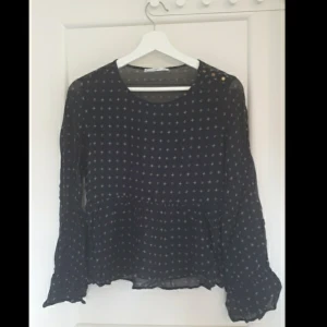Mönstrad topp  - Storlek S. Använt skick. Markerad midja. Jättesöt och fin.