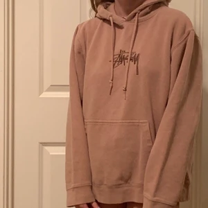 Hoodie  - Så snygg, unik hoodie från stüssy! Andra bilden är mest för att visa färgen 🤎