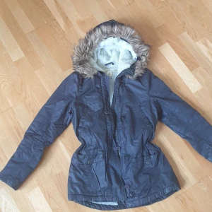 Jacka, grå, storlek 36 - Grå jacka. Använd. Storlek 36