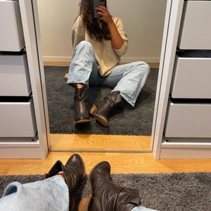 Boots - Snyggaste bootsen i mörkbrun färg!! De har en väldigt ”vintage” stil. Från topshop!🤎 