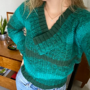 Stickad blå/grön tröja - Köpt second hand och använt ett fåtal gånger! Har bara helt enkelt inte kommit till användning då jag väljer att sälja den. Storleken är 5, men den sitter som en S/M. Frakten ingår i priset!💓