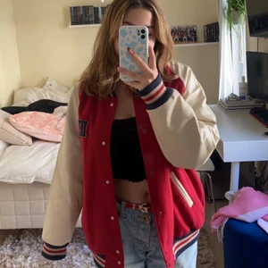 College jacka - Supersnygg college/varsitt jacka från urban outfitters! Supersnygg men tyckte inte den passar mig så mycket så använder den knappt. Superbra skick💕💕 Köpt för 1199kr❤️❤️