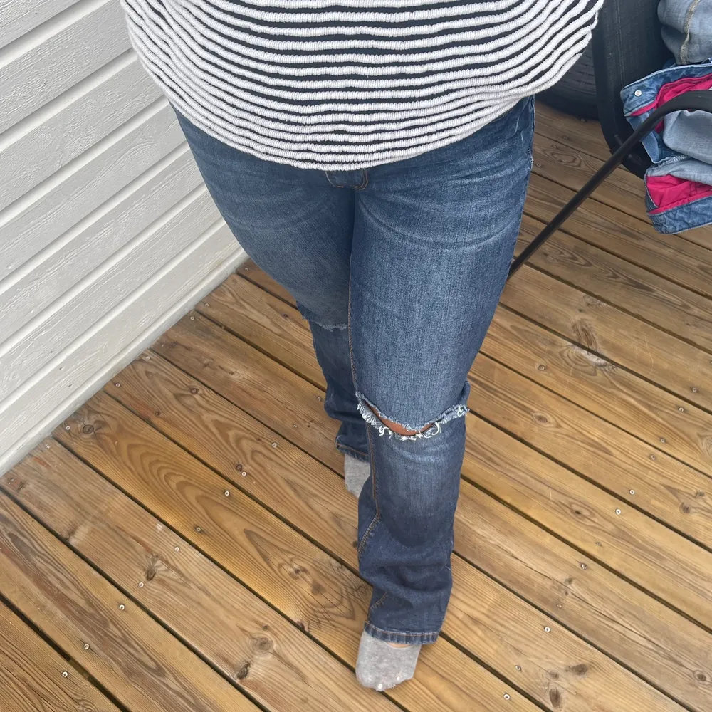 Snygga bootcut jeans i en fin färg med hål på knäna!  Byxorna är använda fåtal gånger därav i mycket bra skick. Modellen är 154cm lång(lite för långa för henne) och hon bär 38-40 i jeans vanligtvis. 💙Buda💙. Jeans & Byxor.