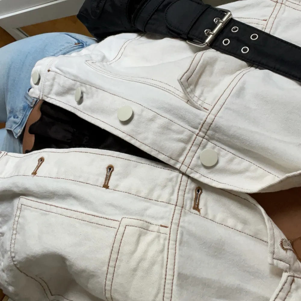 Jeans jacka med bruna kontrast sömmar från Monki. Den är i gott skick, men säljer då den inte kommer till användning. Köpare står för frakten❤️. Jackor.