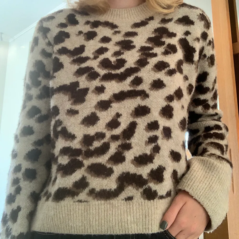 Snygg och mjuk stickad leopard mönstrad tröja. Garderob utränsning, kolla andra annonser!. Stickat.