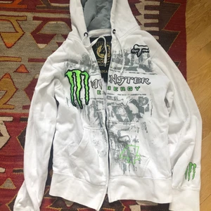 Monster zip hoodie - En gammal Monster hoodie den tidigt 2000-tal. Storlek S. Möts gärna upp i Stockholm men om det ska fraktas så betalar köparen.