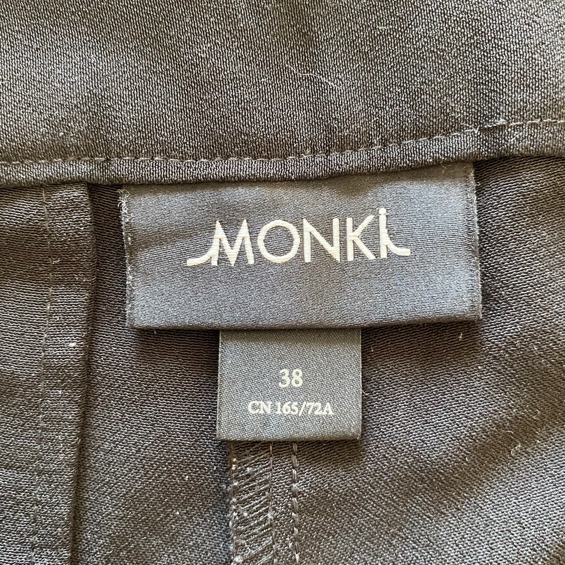 Kostymbyxor från Monki i storlek 38 - 91