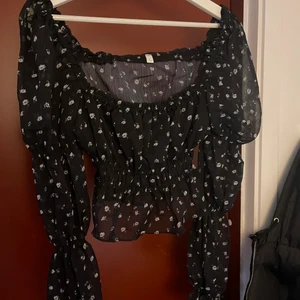 Blommig topp - En fin topp från shein🥰 aldrig använd!