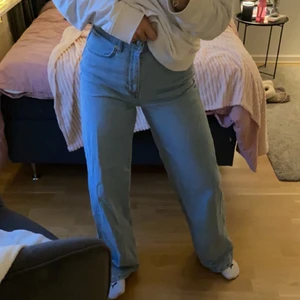 Jeans från NAKD - DeSsa supersnygga raka jeansen från nakd är använda 4 gånger och säljer då jag köpt in nya jeans. De är supersköna och är i strl 36, vanligtvis har jag 38 i Jeans men dessa satt perfekt i 36!  KÖP DIREKT FÖR 300kr + frakt