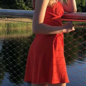 Röd klänning  - Fin röd klänning i stl s-xs jätte fin somrig klänning. Använd endast en gång. Köpt för 150kr. I köpet ingår ett valfritt par gummibjörns örhängen.❤️
