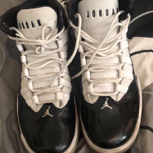 Jordans 11 Vitsvarta - Jordan 11 vitsvarta strl 44,5 slutsålda överallt. knappt använda. Pris går att diskuteras!!