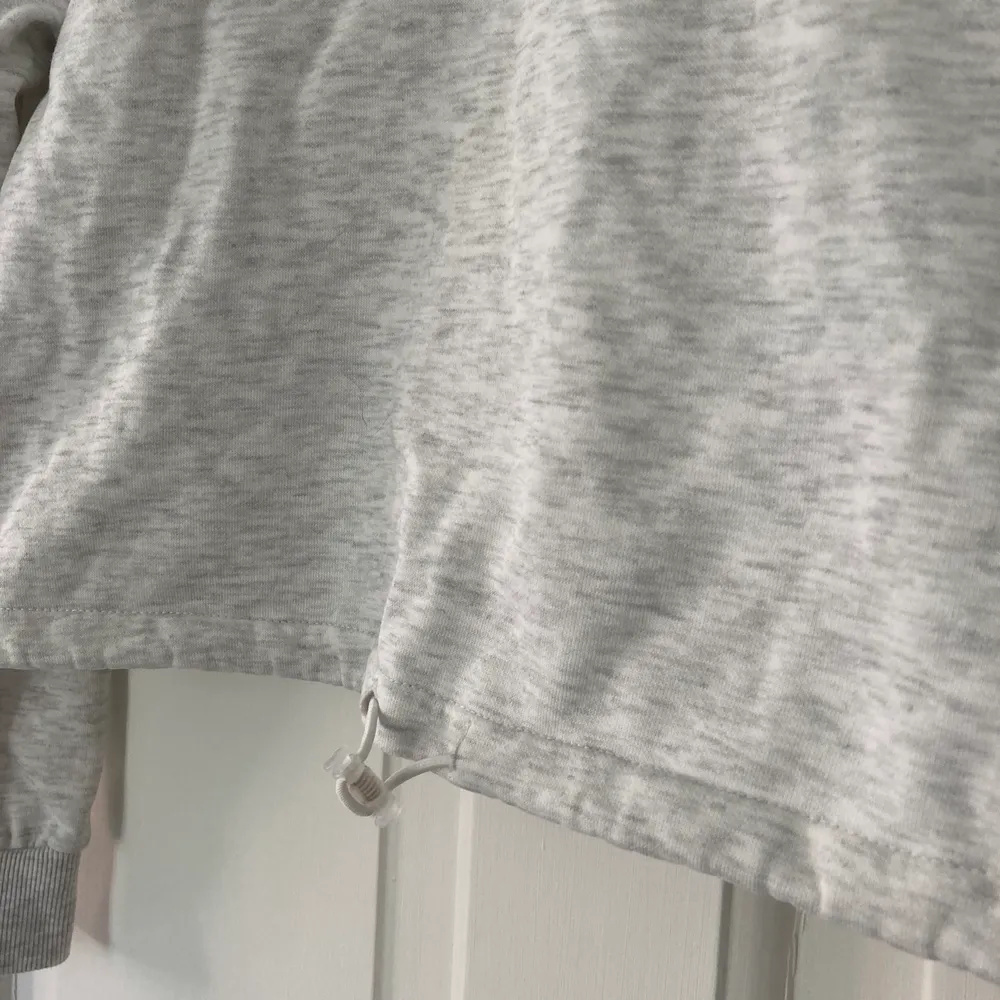 En tröja med tryck ”GEORGIA” från H&M som är justerbar. Storlek: XS, motsvarar storlek 34. Endast använt fåtal gånger. Nypris: 199kr. Frakt kan man välja mellan spårbar och icke spårbar.. Tröjor & Koftor.