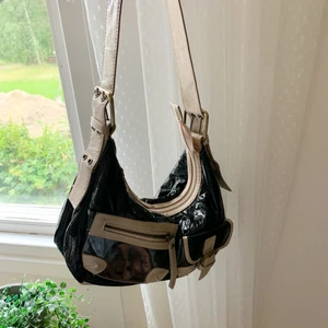 Vintage handväska  - Säljer pga att den inte kommer till användning längre. Skriv privat vad intresse💗 pris kan diskuteras! ( köpare står för frakt ). 