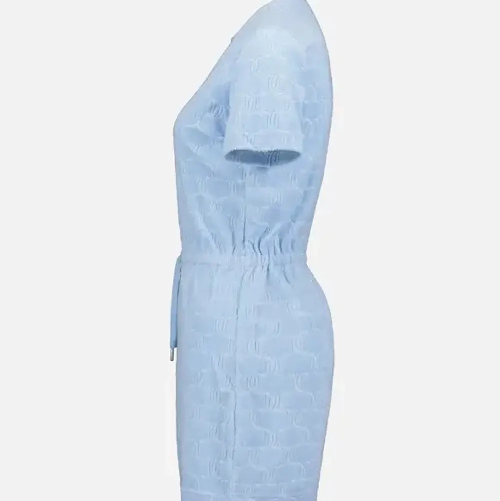 Säljer denna  Jucy couture klänning i färg ljus blå och material som en handduk endast testad ÄKTA!  Jätte skön och ha ute som ”finkläder” ❤️❤️ kom privat för mer bilder ❤️. Klänningar.