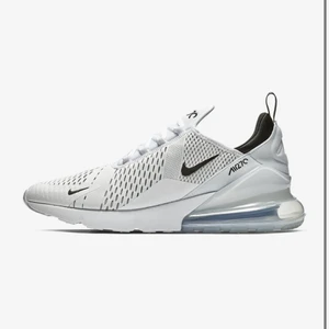 Air Max 270 - Intressekoll på mina 270. Storlek 38-38,5. Lite smutsiga och färgen har gått bort på ett litet Nike märke på innersidan av vänster fot. Knappt använda, fint skick annars (förutom det jag skrev ovan)! Tveka inte att höra av dig om fler bilder eller frågor💙 köpt för 1700, skulle kunna tänka mig startpris 600 ungefär!