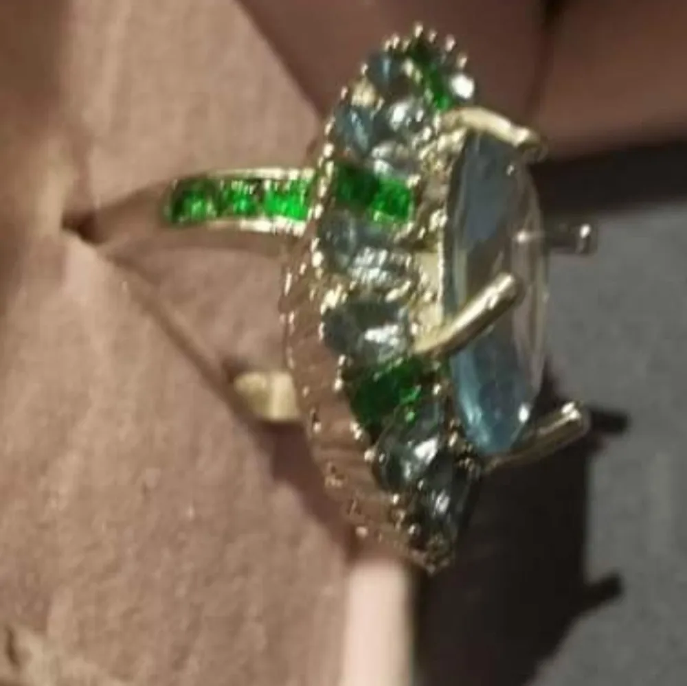 Silver ring med 5.25ct  aquamarine och smaragder ädelstenar storlek 16.6 _17.5 mm. Accessoarer.